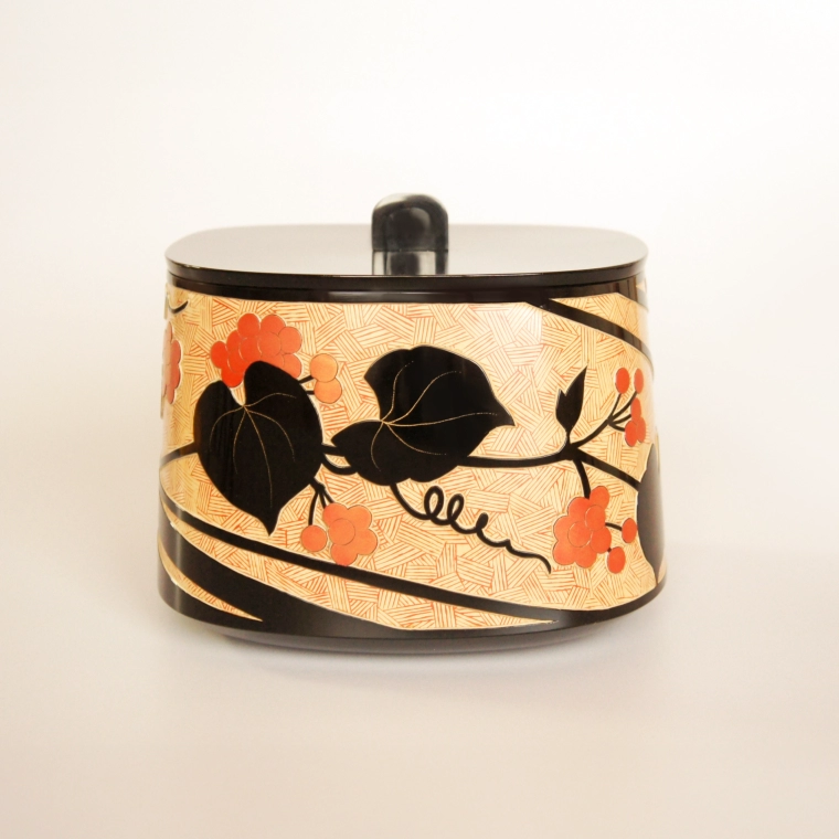 photo Tea Ceremony Fresh Water Jar with Design in Urushi Carving and Kinma "Catbrier"