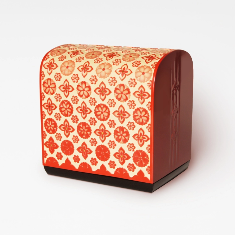 photo Tiered Box with Classical Floral Pattern in Urushi Carving