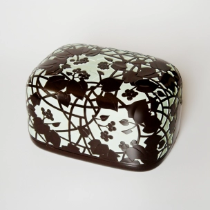 GNU URUSHI CRAFT 和泉-izumi- Box with Design in Urushi Carving 