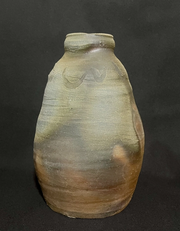 photo Bizen Vase with Kasegoma (Matte Ash Glaze) Effect