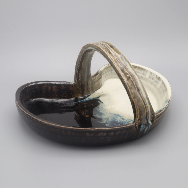 photo Chōsen Karatsu Half-Moon-Shaped Bowl with Handle