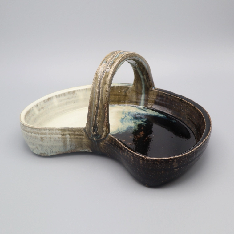 photo Chōsen Karatsu Half-Moon-Shaped Bowl with Handle