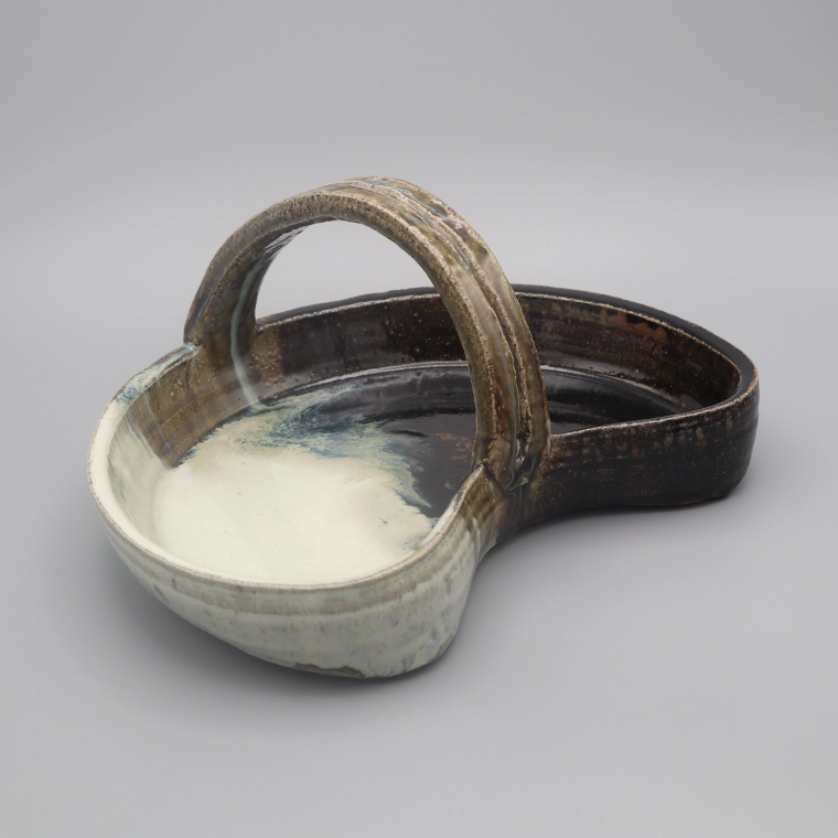 photo Chōsen Karatsu Half-Moon-Shaped Bowl with Handle