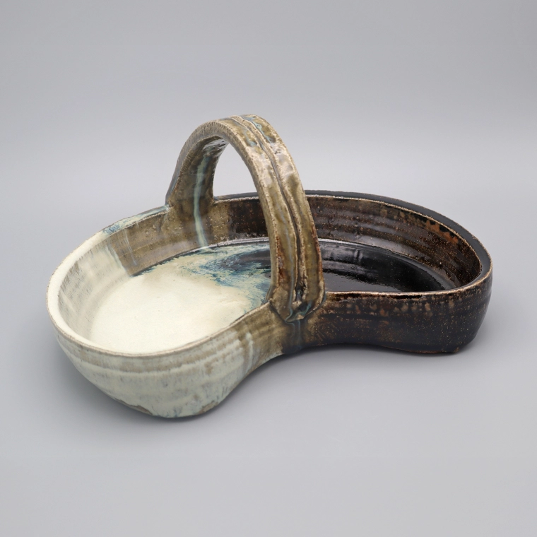 photo Chōsen Karatsu Half-Moon-Shaped Bowl with Handle