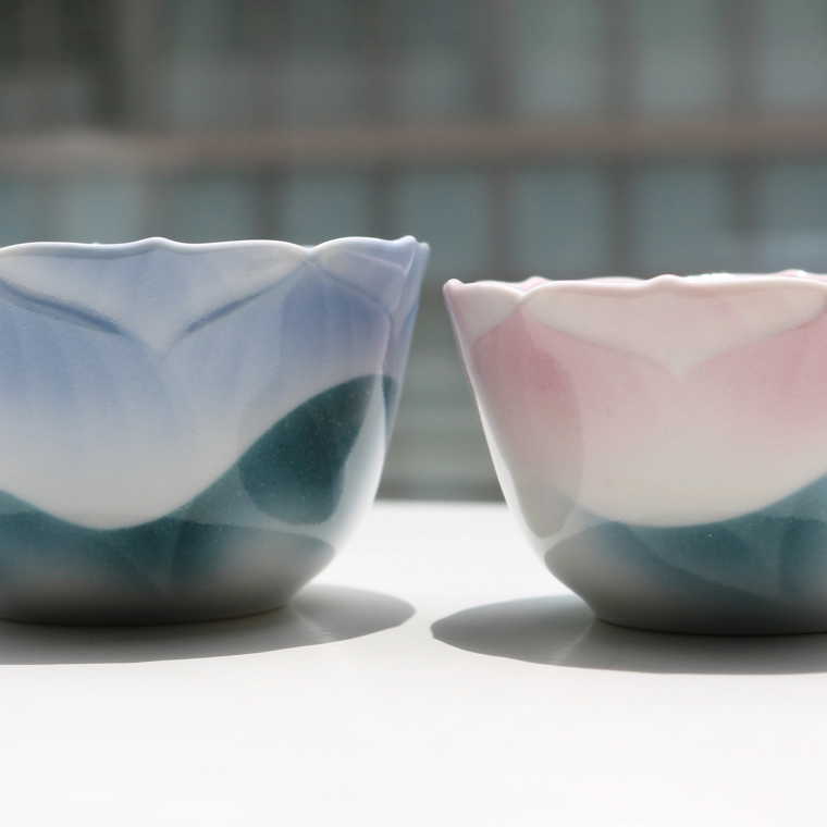 写真：染付酒盃「蓮彩」