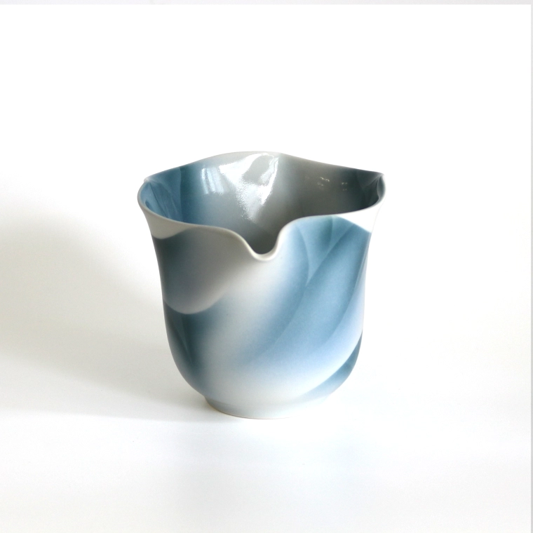 photo Lipped Bowl with Design in Underglaze Blue "Lotus Leaf"