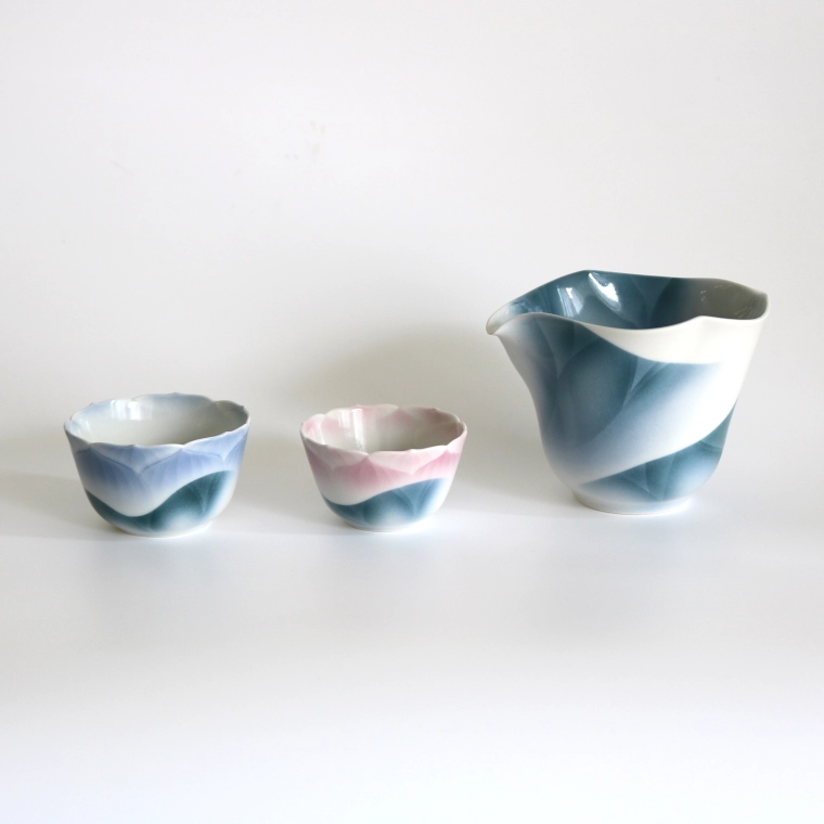 photo Lipped Bowl with Design in Underglaze Blue "Lotus Leaf"