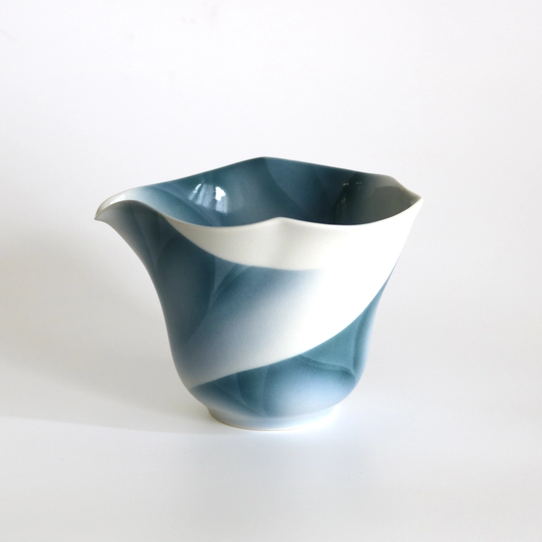 photo Lipped Bowl with Design in Underglaze Blue "Lotus Leaf"