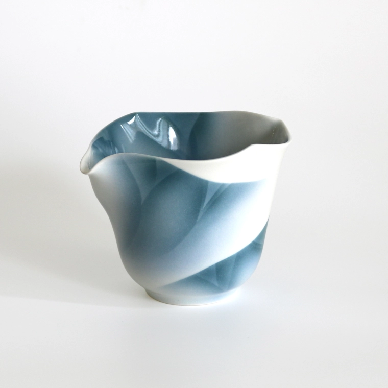 photo Lipped Bowl with Design in Underglaze Blue "Lotus Leaf"