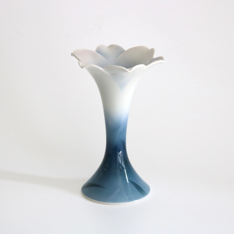 photo Vase with Design in Underglaze Blue "Bamboo Lily"