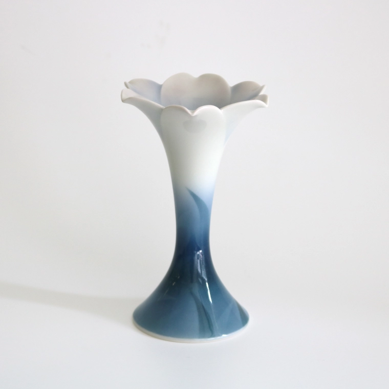 photo Vase with Design in Underglaze Blue "Bamboo Lily"
