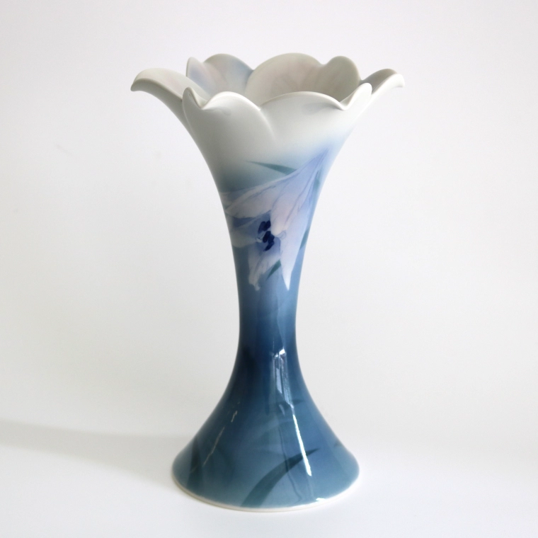 photo Vase with Design in Underglaze Blue "Bamboo Lily"