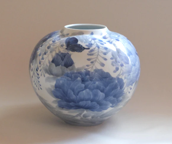 Dish with Butterfly and Peony in Underglaze Blue Design