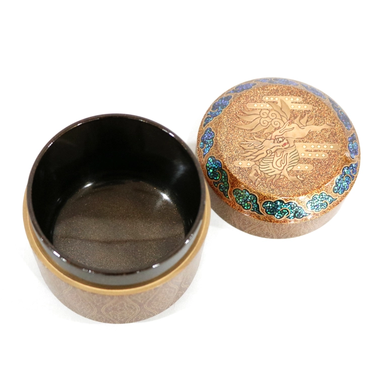 photo Tea Container with Design of Sacred Animals in Makie