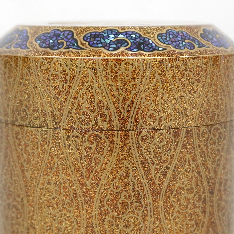 photo Tea Container with Design of Sacred Animals in Makie