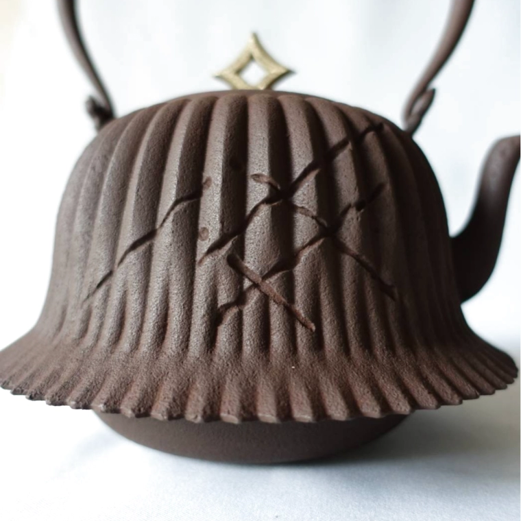 photo Japanese Pig Iron Iron Kettle "Kabuto (Helmet)"