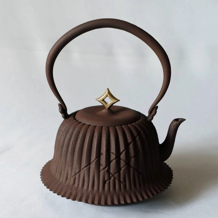photo Japanese Pig Iron Iron Kettle "Kabuto (Helmet)"