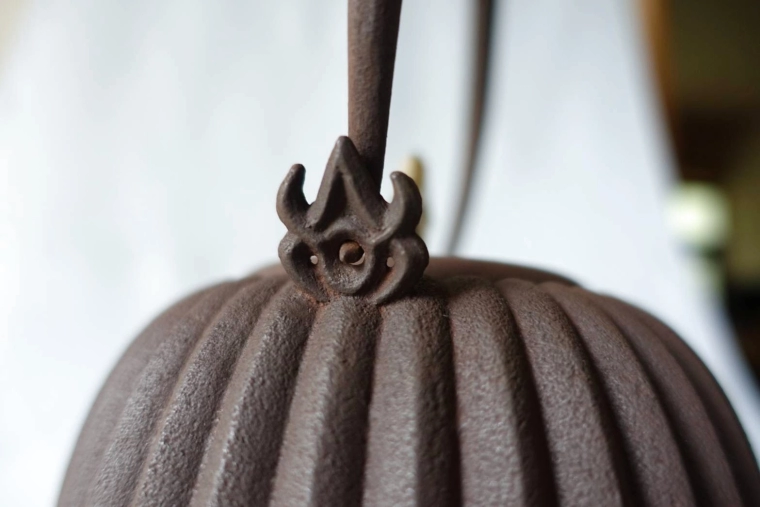photo Japanese Pig Iron Iron Kettle "Kabuto (Helmet)"