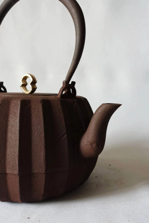 photo Japanese Pig Iron Iron Kettle "Murasame (Passing Shower)"