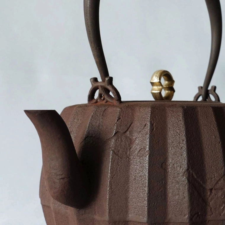 photo Japanese Pig Iron Iron Kettle "Murasame (Passing Shower)"