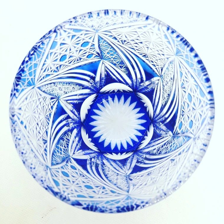 photo Blue Rocks Glass with Five Chrysanthemums Blooming