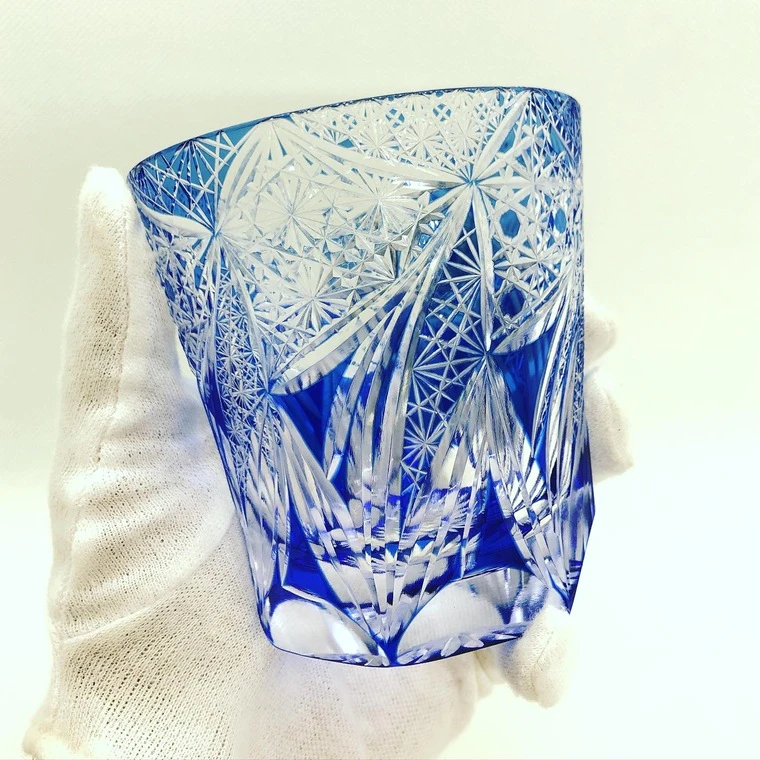 photo Blue Rocks Glass with Five Chrysanthemums Blooming