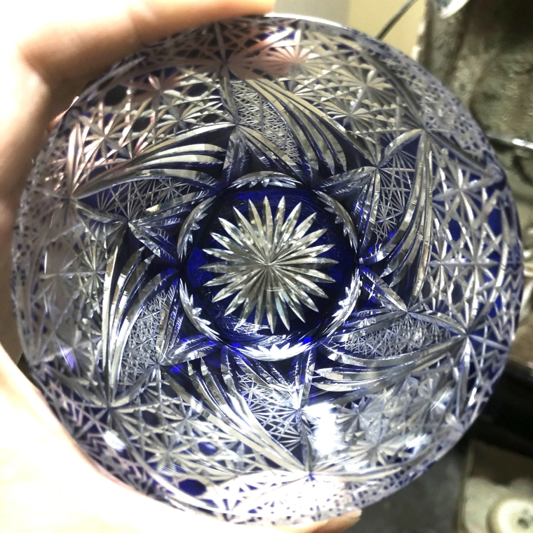 photo Rocks Glass with Five Chrysanthemums Blooming