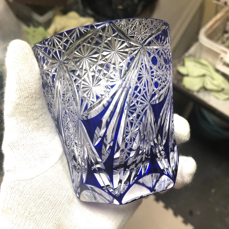 photo Rocks Glass with Five Chrysanthemums Blooming