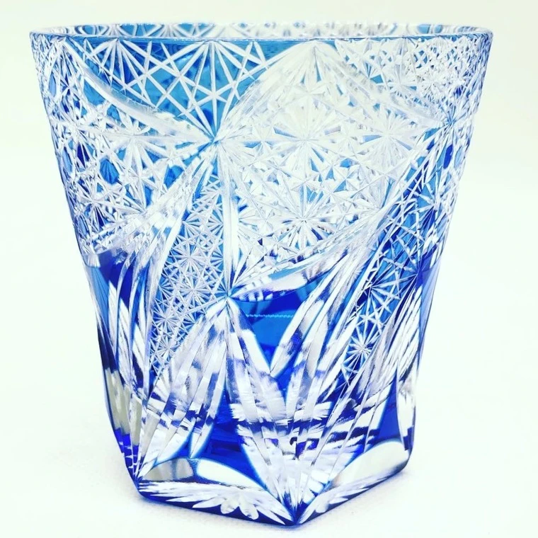 photo Blue Rocks Glass with Five Chrysanthemums Blooming