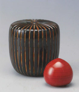 Thread Chrysanthemum Large Tea Caddy with Urushi Carving / Red Gem Shaped Incense Container with Patterns Carved in Relief