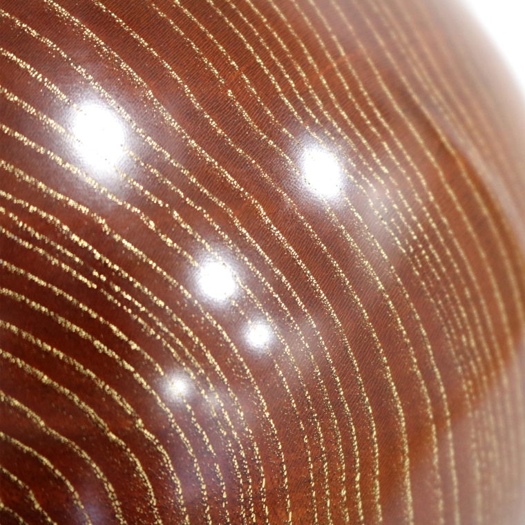 photo Covered Box of Zelkova Wood with Distinct Grain Patterns Decorated with Chinkin