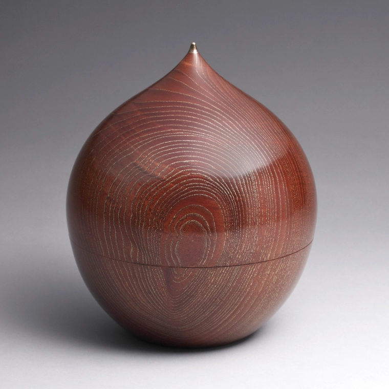 photo Covered Box of Zelkova Wood with Distinct Grain Patterns Decorated with Chinkin