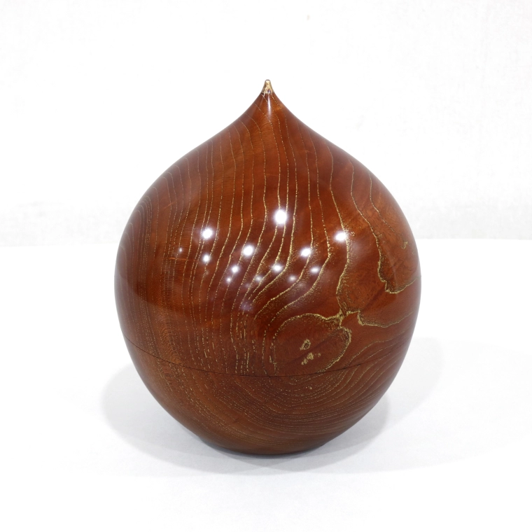 photo Covered Box of Zelkova Wood with Distinct Grain Patterns Decorated with Chinkin