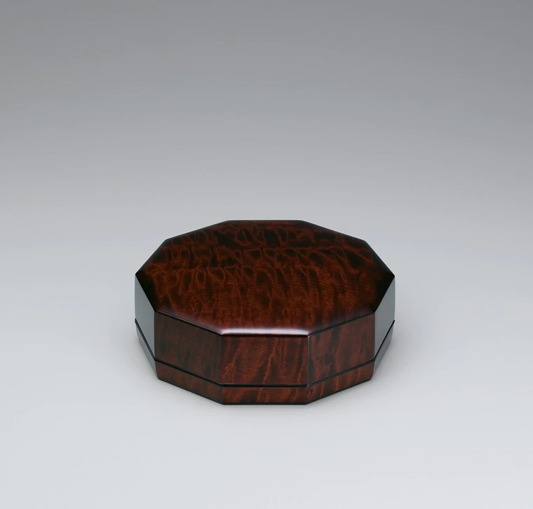 photo Decagonal Box of Chestnut Wood with Red Urushi