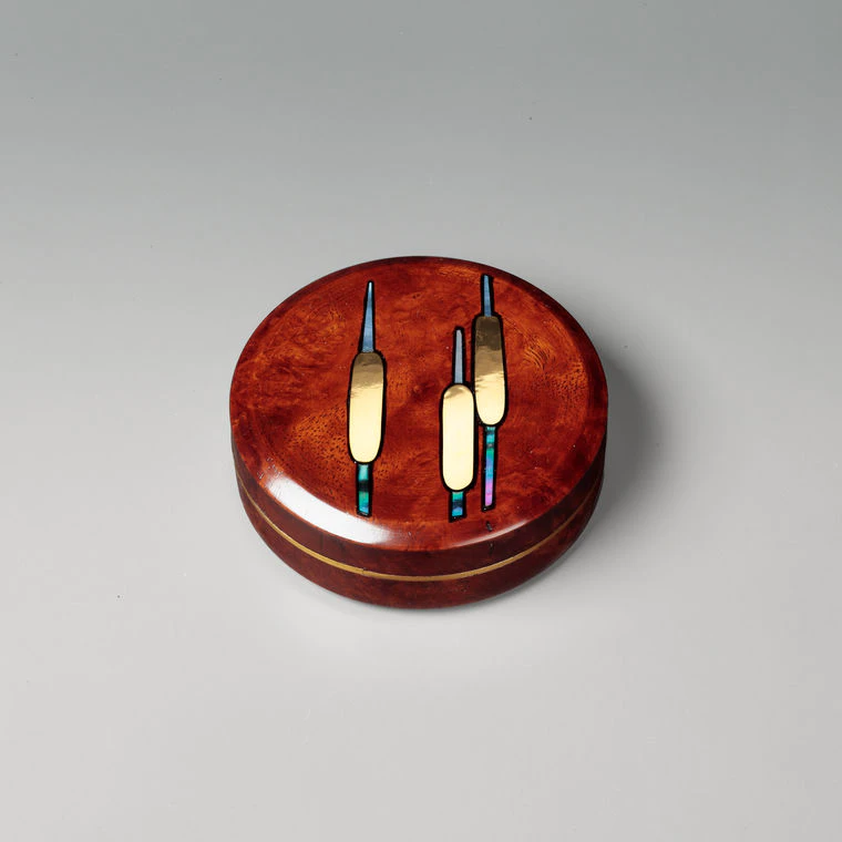 photo Hyōmon (Metal Sheet Inlay) Incense Container ”Cattail"