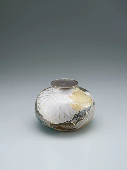 Jar with cloisonne using thick wires. “Brightness”