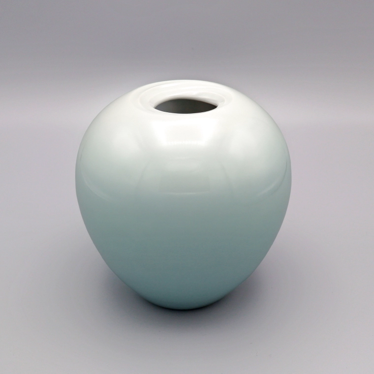 photo White Porcelain Jar with Pale Blue Glaze and Whirlpool Design