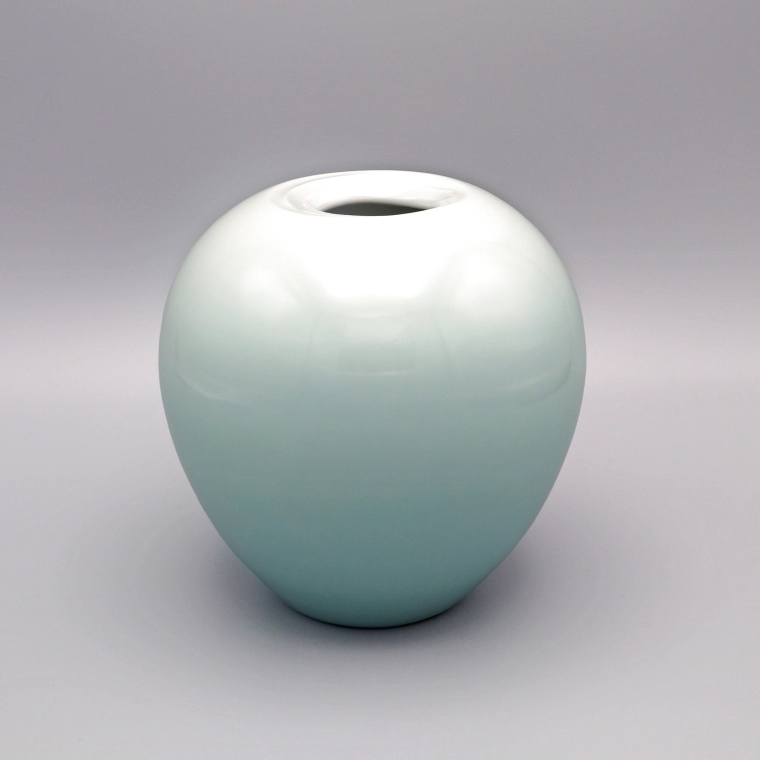 photo White Porcelain Jar with Pale Blue Glaze and Whirlpool Design