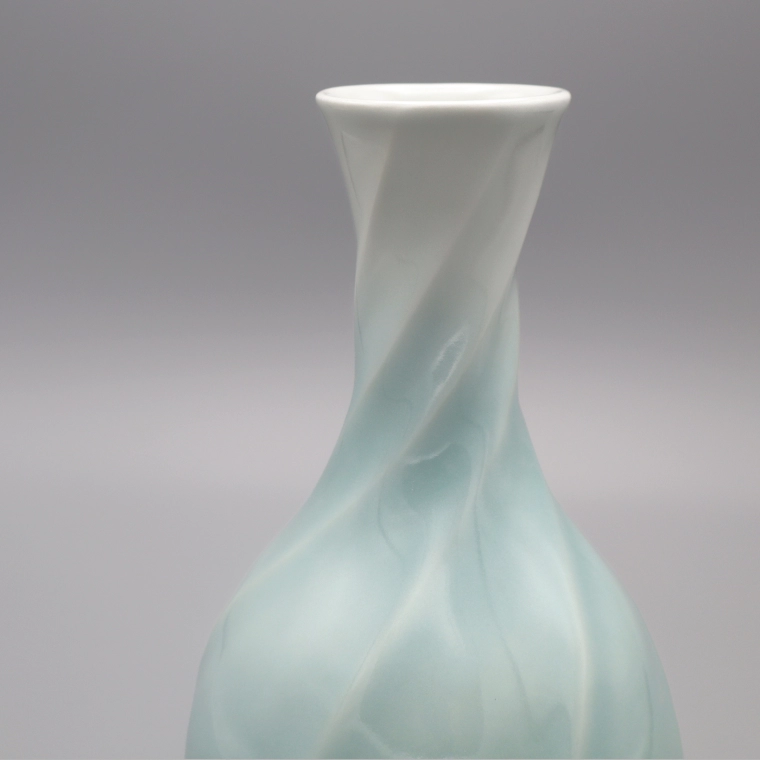 photo White Porcelain Flower Vase with Pale Blue Glaze and Stream Design