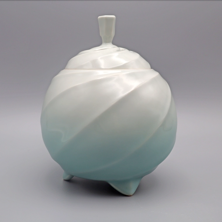 photo White Porcelain Incense Burner with Pale Blue Glaze and Stream Design
