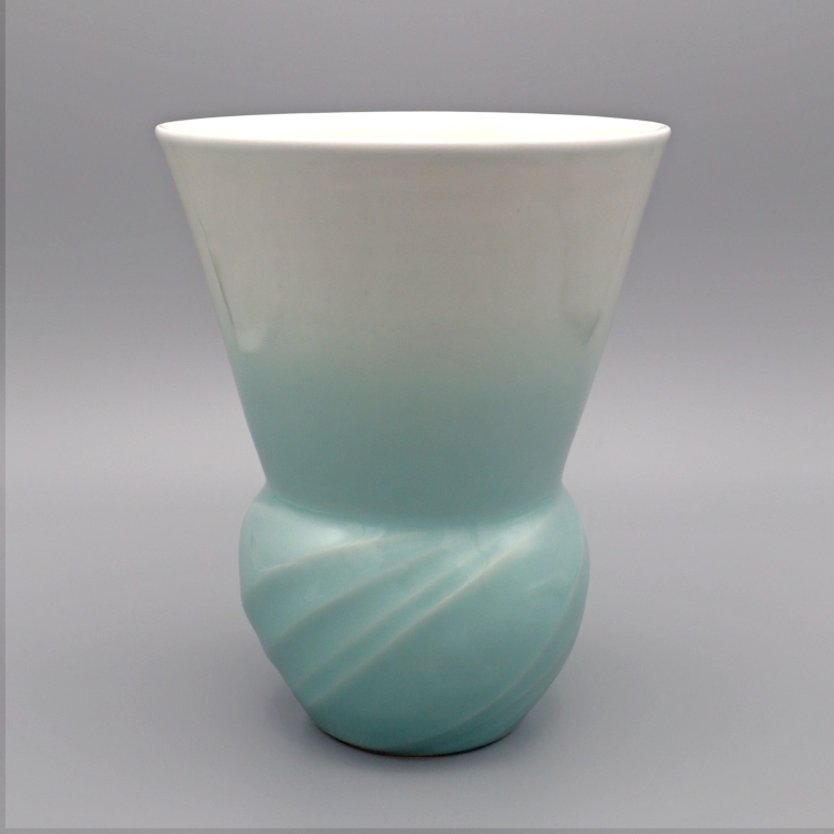 photo White Porcelain Flower Vase with Pale Blue Glaze and Stream Design
