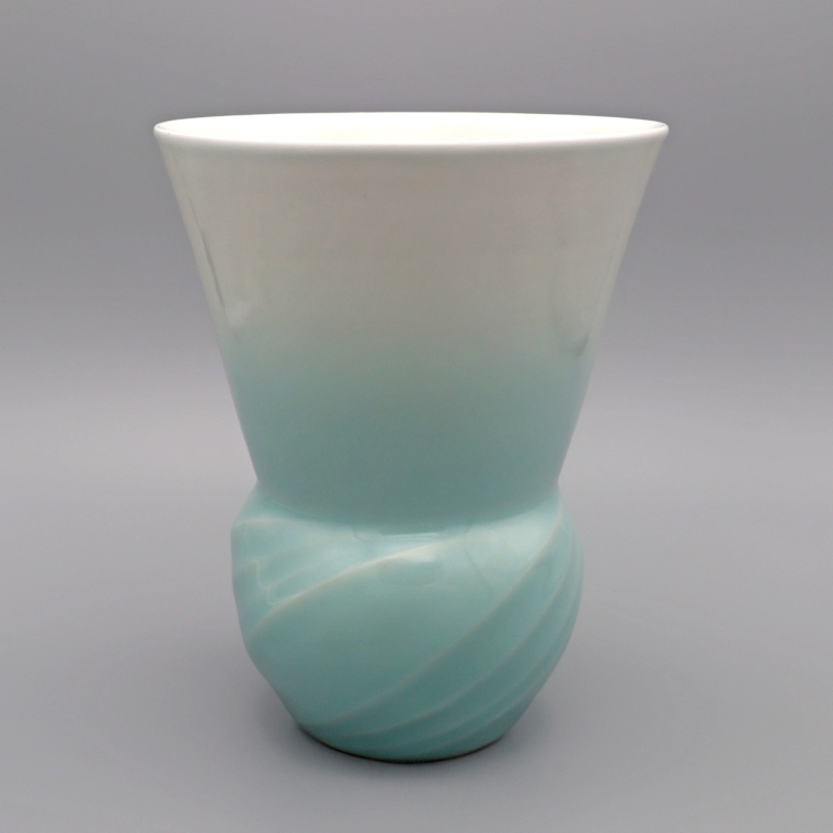 photo White Porcelain Flower Vase with Pale Blue Glaze and Stream Design