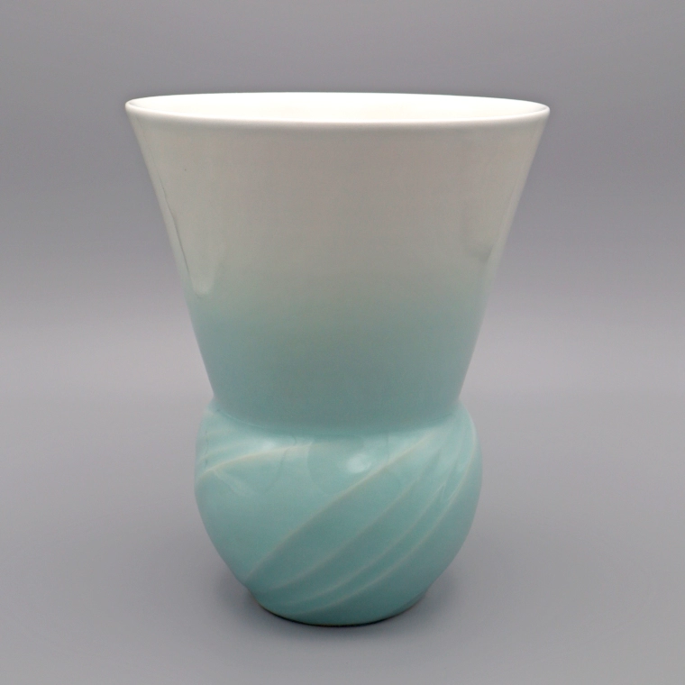 photo White Porcelain Flower Vase with Pale Blue Glaze and Stream Design