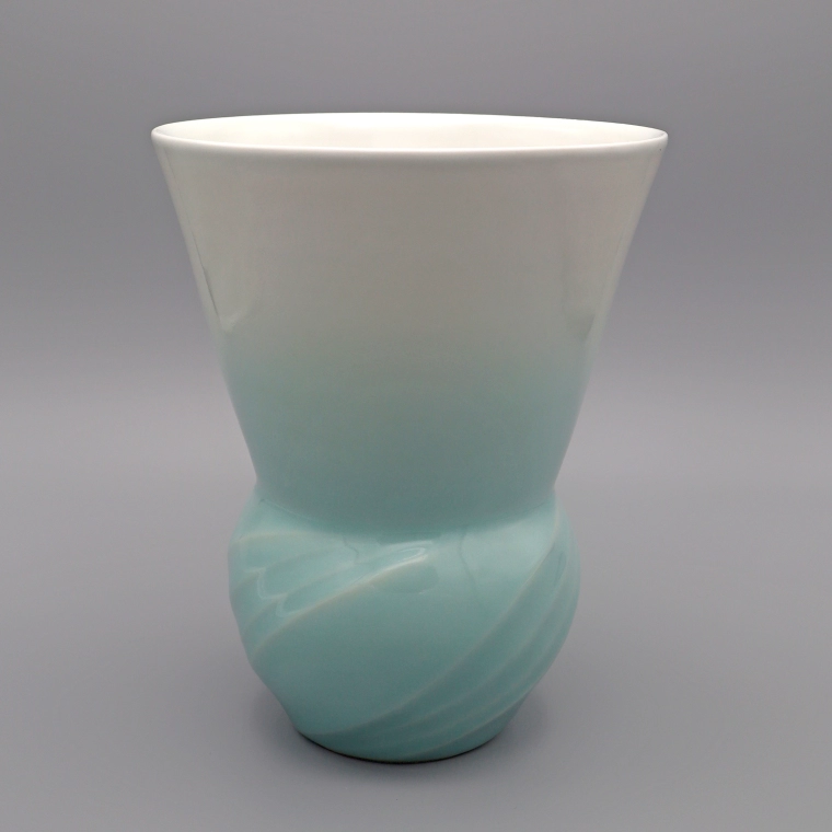 photo White Porcelain Flower Vase with Pale Blue Glaze and Stream Design