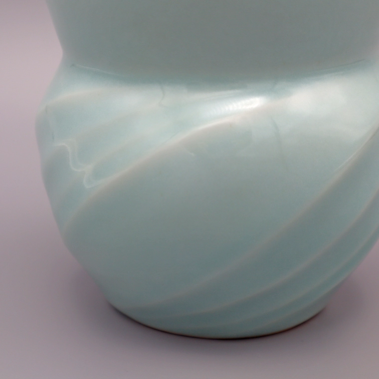 photo White Porcelain Flower Vase with Pale Blue Glaze and Stream Design