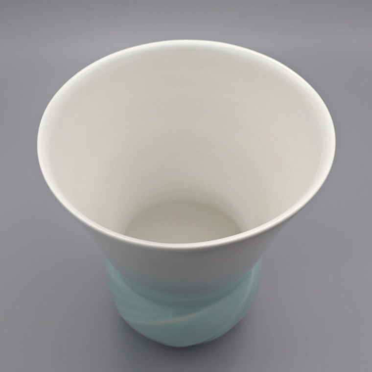 photo White Porcelain Flower Vase with Pale Blue Glaze and Stream Design