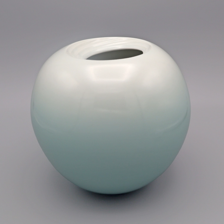 photo White Porcelain Jar with Pale Blue Glaze and Whirlpool Design
