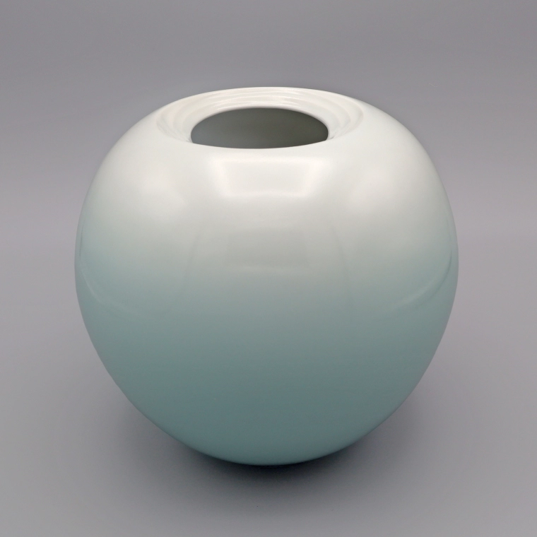 photo White Porcelain Jar with Pale Blue Glaze and Whirlpool Design