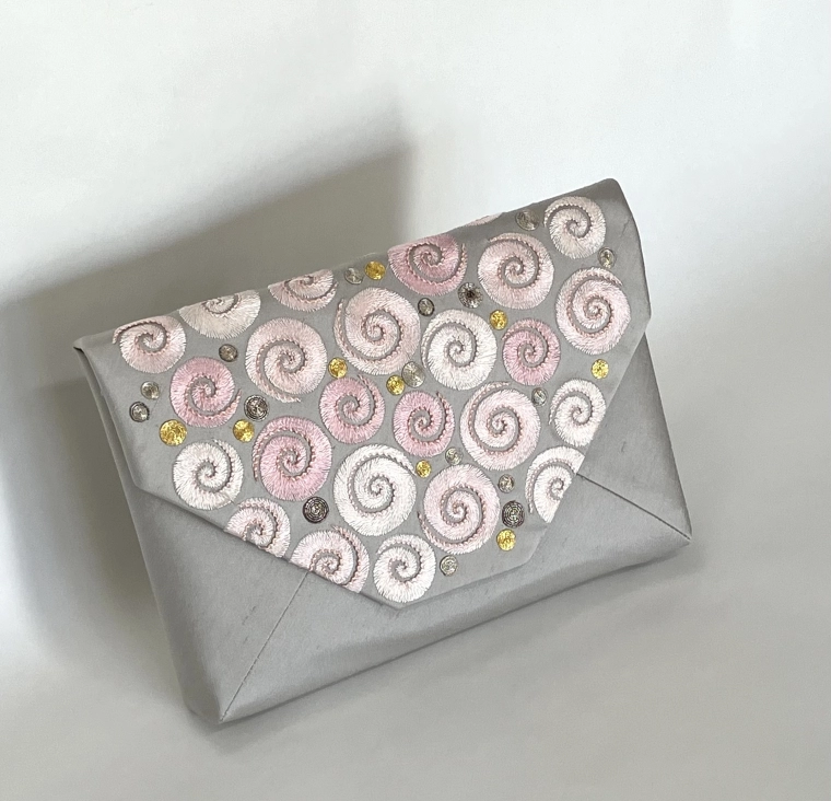 写真:刺繍数寄屋袋 泉Ⅰ