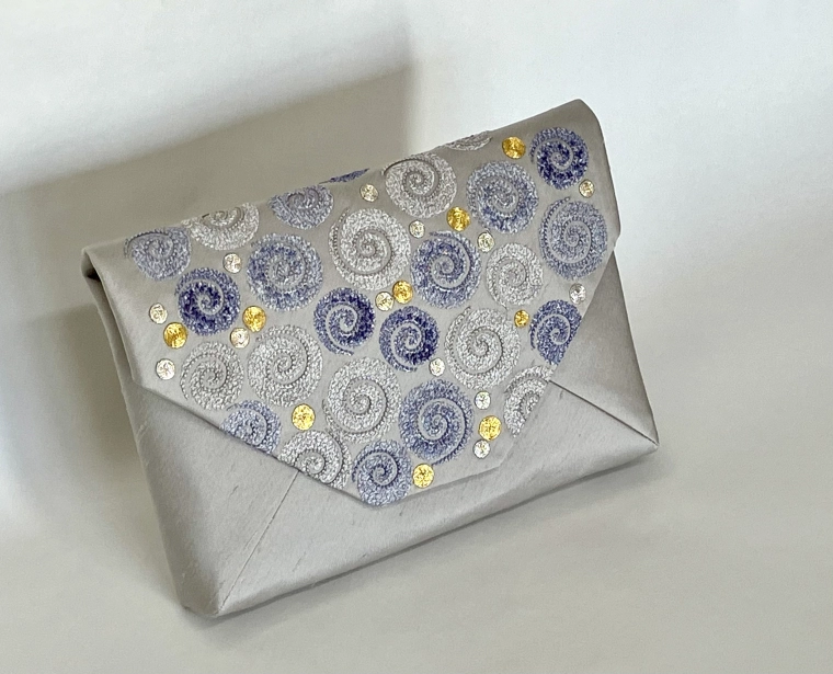 写真:刺繍数寄屋袋 泉Ⅱ